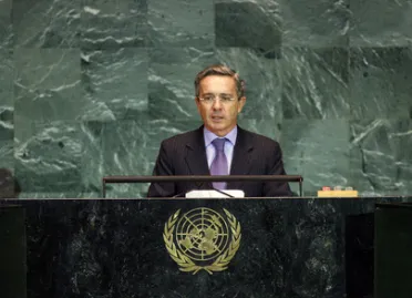 Portrait de (titres de civilité + nom) Son Excellence Álvaro Uribe Vélez (Président), Colombie
