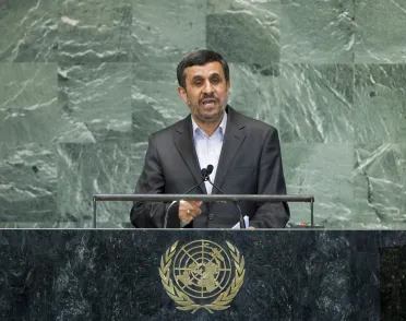 Portrait de (titres de civilité + nom) Son Excellence Mahmoud Ahmadinejad (Président), Iran (République islamique d’)