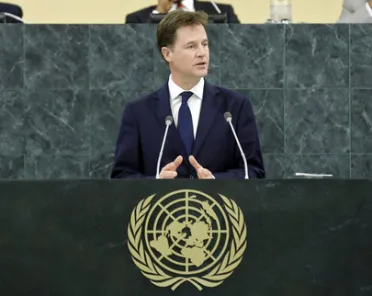 Portrait de (titres de civilité + nom) Son Excellence Nicholas Clegg, Deputy (Premier Ministre), Royaume-Uni de Grande-Bretagne et d’Irlande du Nord