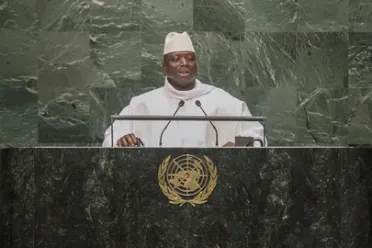 Portrait de (titres de civilité + nom) Son Excellence Alhaji Dr. Yahya A J J Jammeh Babila Mansa (Président), Gambie (République de)