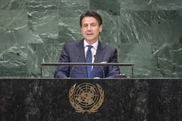 Portrait de (titres de civilité + nom) Son Excellence Giuseppe Conte (Président du Conseil des ministres), Italie