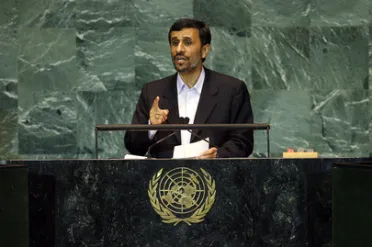 Portrait de (titres de civilité + nom) Son Excellence Mahmoud Ahmadinejad (Président), Iran (République islamique d’)