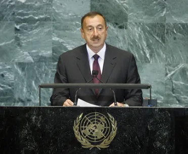 Portrait de (titres de civilité + nom) Son Excellence Ilham Heydar oglu Aliyev (Président), Azerbaïdjan