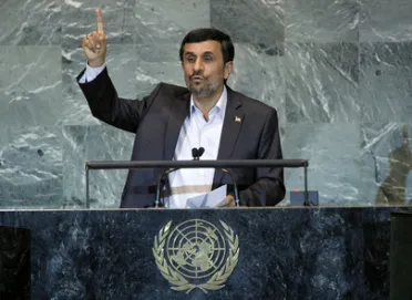Portrait de (titres de civilité + nom) Son Excellence Mahmoud Ahmadinejad (Président), Iran (République islamique d’)