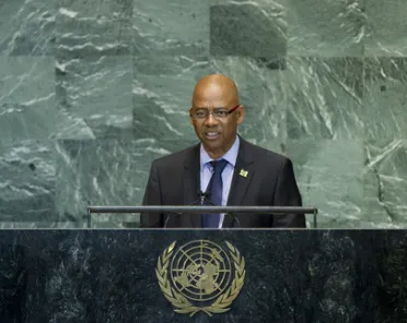 Portrait de (titres de civilité + nom) Son Excellence Winston G. Lackin (Ministre des affaires étrangères), Suriname