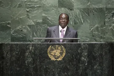 Portrait de (titres de civilité + nom) Son Excellence Robert MUGABE (Président), Zimbabwe