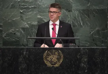 Portrait de (titres de civilité + nom) Son Excellence Gunnar Bragi Sveinsson (Ministre des affaires étrangères), Islande