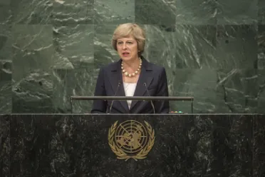 Portrait de (titres de civilité + nom) Son Excellence Theresa May (Premier Ministre), Royaume-Uni de Grande-Bretagne et d’Irlande du Nord