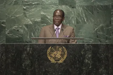 Portrait de (titres de civilité + nom) Son Excellence Robert Mugabe (Président), Zimbabwe