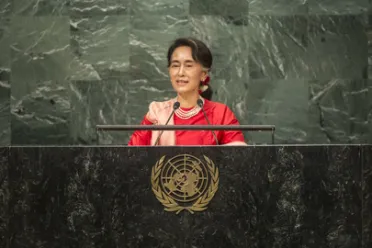 Portrait de (titres de civilité + nom) Son Excellence Aung San Suu Kyi (Conseiller d’État et Ministre des affaires étrangères), Myanmar