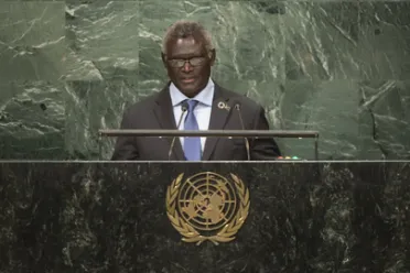 Portrait de (titres de civilité + nom) Son Excellence Manasseh Sogavare (Premier Ministre), Îles Salomon